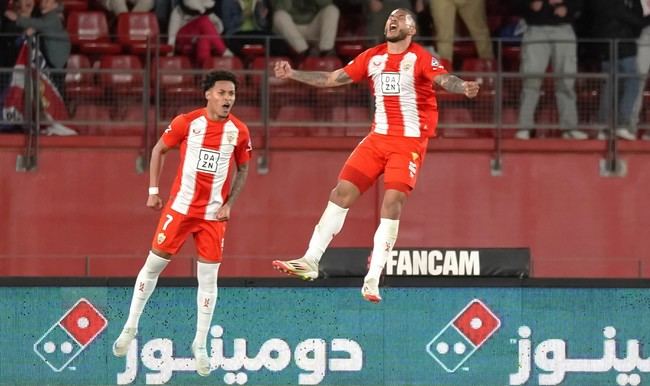 Almería sorprende al líder y se aferra al ascenso