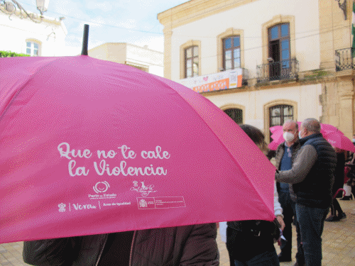Vera reparte paraguas para que 'no cale' la violencia machista