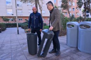 Almería refuerza la limpieza en El Zapillo con medio millar de nuevas papeleras