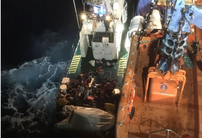 Trasladan a Motril y Almería a un total de 228 migrantes rescatados de pateras en el Mar de Alborán
