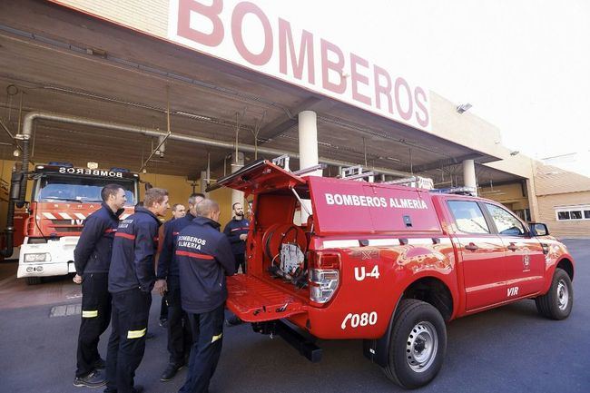 Una mujer afectada por humo y cuatro viviendas desalojadas en el incendio de una casa en Gádor