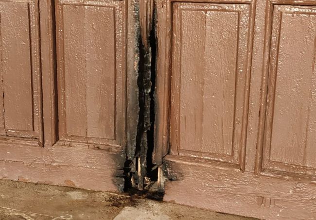 Intentan quemar la puerta de la ermita de Torregarcía