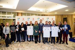 El alcalde hace entrega acreditaciones a más de 500 empresas de ‘Almería 2019’