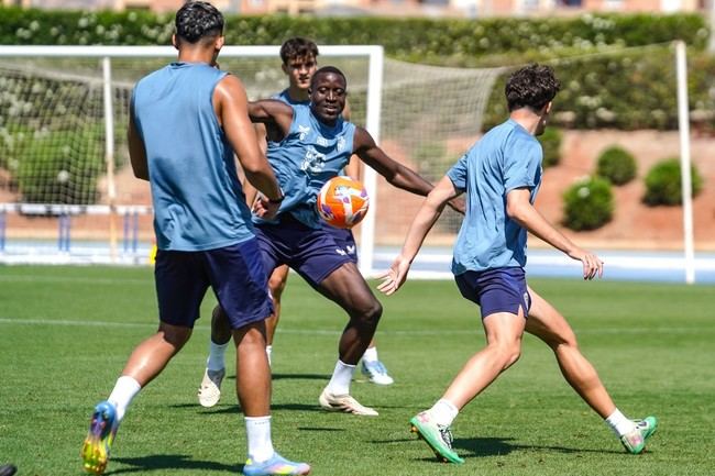 Almería se prepara para un duelo clave ante el Racing