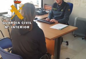 Detenido por un altercado en un bar de Balanegra empuñando dos armas blancas