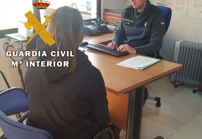 Detenido por un altercado en un bar de Balanegra empuñando dos armas blancas