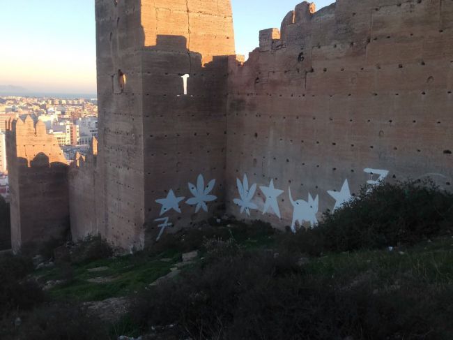 11.000 euros costará limpiar las pintadas de las murallas de la Alcazaba