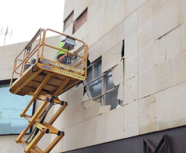 El Ayuntamiento repara los daños del viento en la fachada del Museo de la Guitarra