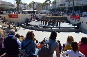 Almería sale a la calle a vivir la alegría y el color del desfile de Carnaval