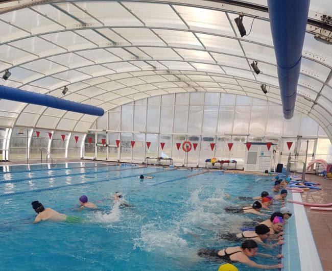 La XIII Olimpiada De Mayores De Vícar se mete en la piscina