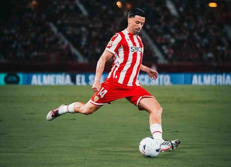 Muñoz brilla en su debut y marca ante el Cádiz