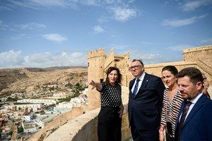 Vázquez explica al consejero de Cultura la intervención municipal en el entorno de la Alcazaba