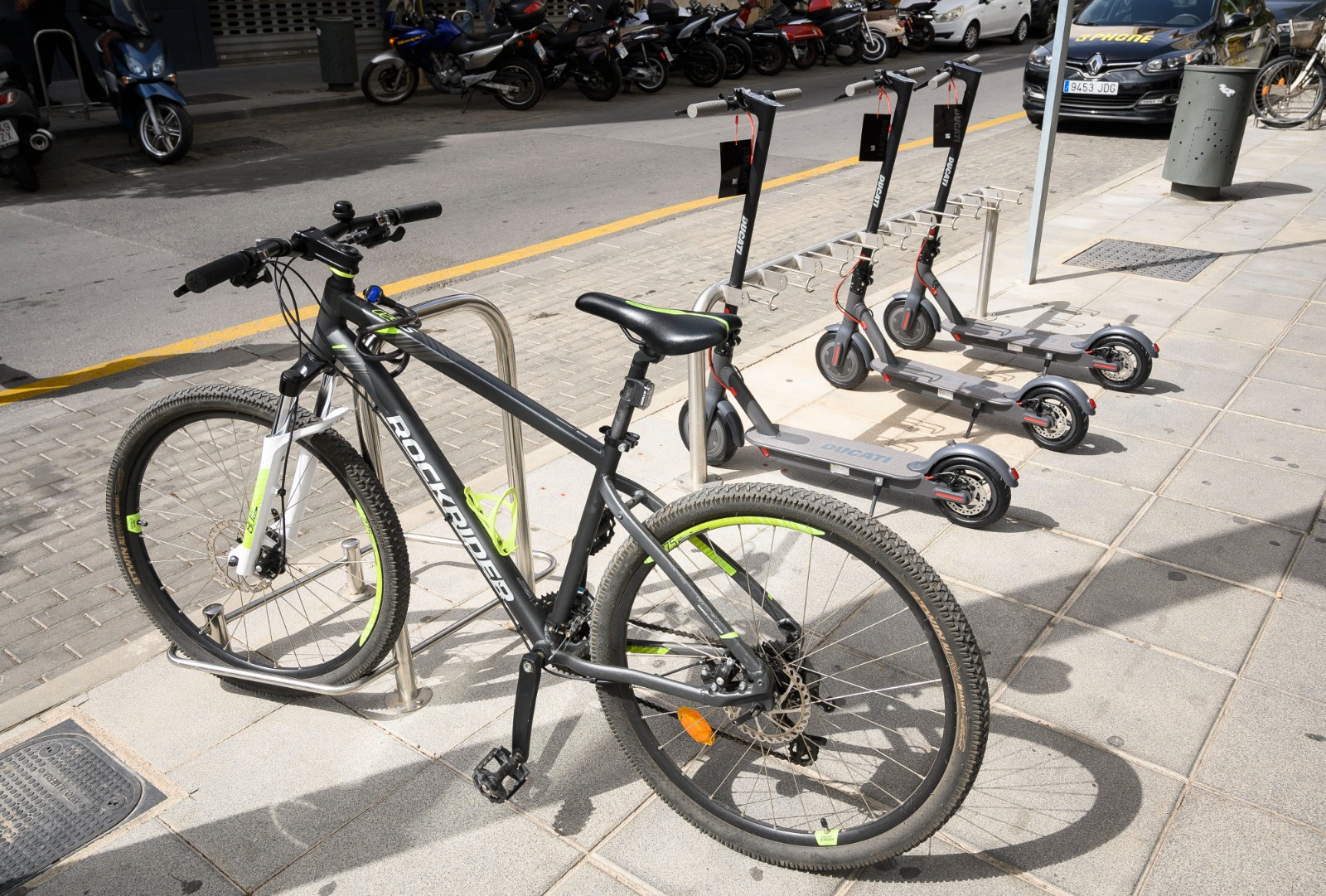 Nuevos soportes para aparcar bicis y patinetes