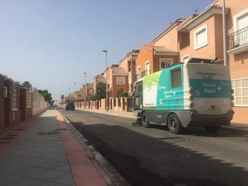 Tercera jornada de limpieza intensiva en Nueva Almería
