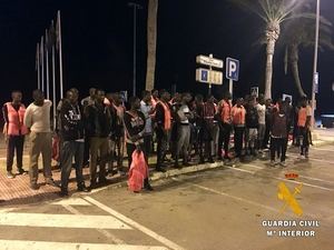 Arriba una patera con 57 personas en la playa de la "Urba" de Roquetas