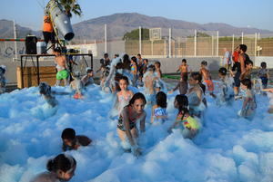 Refrescante “Fiesta del Agua” en Gádor con tobogán acuático y cañón de espuma