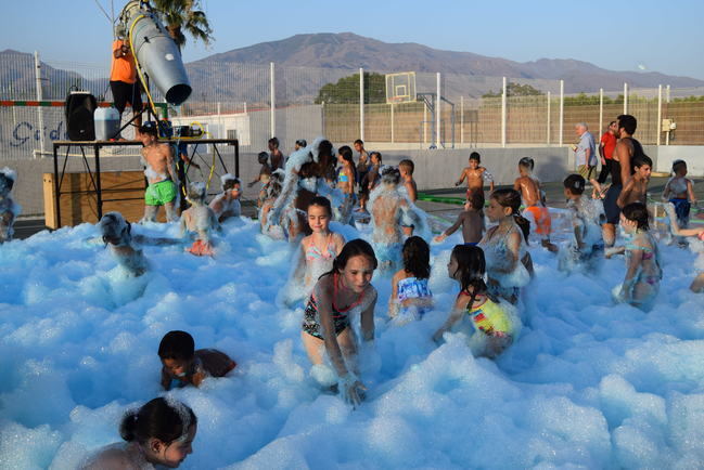 Refrescante “Fiesta del Agua” en Gádor con tobogán acuático y cañón de espuma