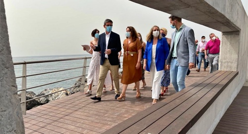 Crespo y Carazo visitan la nueva pasarela peatonal del puerto de Adra