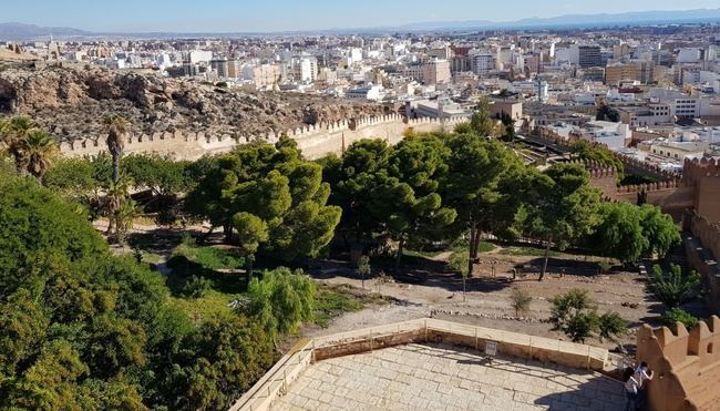 La Alcazaba debería tener 33 vigilantes y tiene cuatro