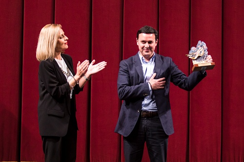 ‘Antifaz de oro’ para el presidente de la Diputación de la Confederación de Teatro y Carnaval de Andalucía
