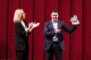 ‘Antifaz de oro’ para el presidente de la Diputación de la Confederación de Teatro y Carnaval de Andalucía