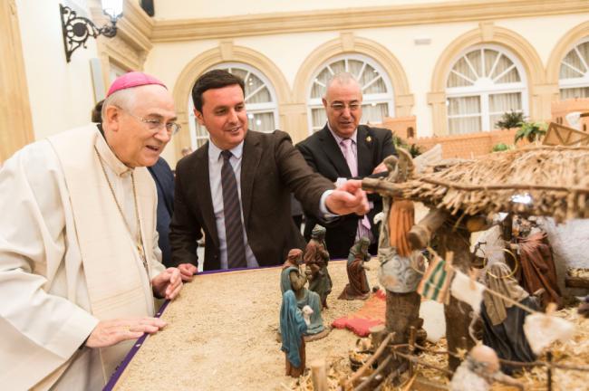 La Navidad llega a la Diputación con la bendición del tradicional Belén