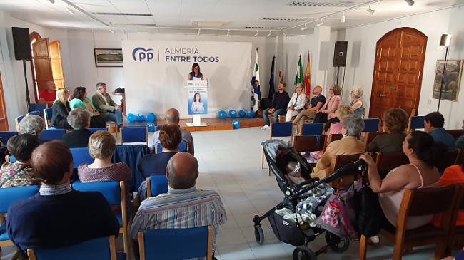 Amelia María Ferre pide a sus vecinos el voto para el PP en Padules