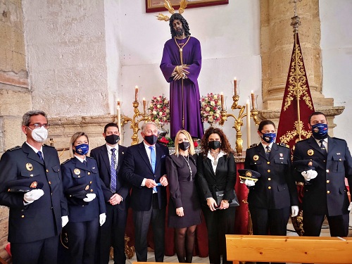 La Autoridad Portuaria ofrenda un ramo de flores a Nuestra Señora del Rosario del Mar