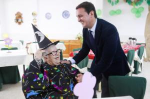 Diputación homenajea a la usuaria más longeva de la Residencia Asistida