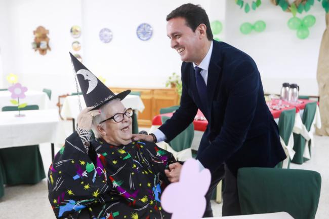 Diputación homenajea a la usuaria más longeva de la Residencia Asistida