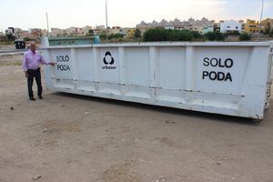 Roquetas despliega quince grandes contenedores específicos para el depósito de restos de las podas