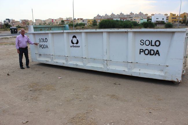Roquetas despliega quince grandes contenedores específicos para el depósito de restos de las podas