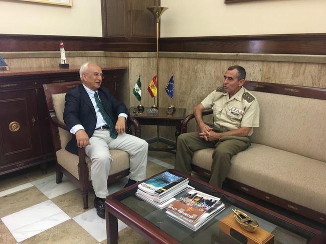El subdelegado de Defensa se despide del Subdelegado del Gobierno