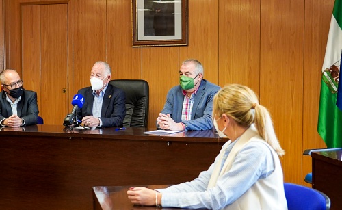 El Ayuntamiento de Roquetas firma con ASAJA la mejora de su oficina de Cortijos de Marín