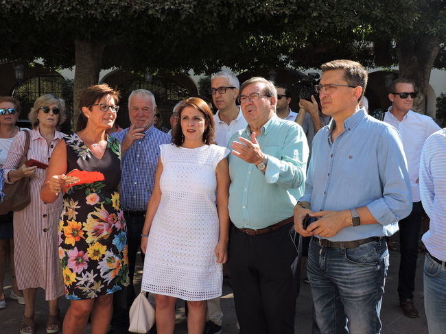 Adriana Lastra se hace la foto junto al monumento a Los Coloraos