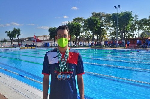 Tejada brilla en el andaluz de natación con 5 medallas