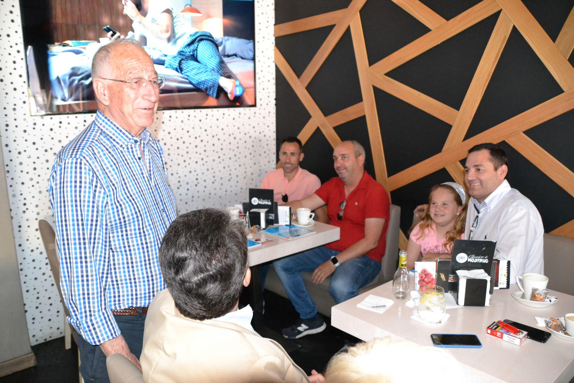 Amat presenta a vecinos de Las Salinas el proyecto de la conexión verde junto a la Rambla de El Cañuelo