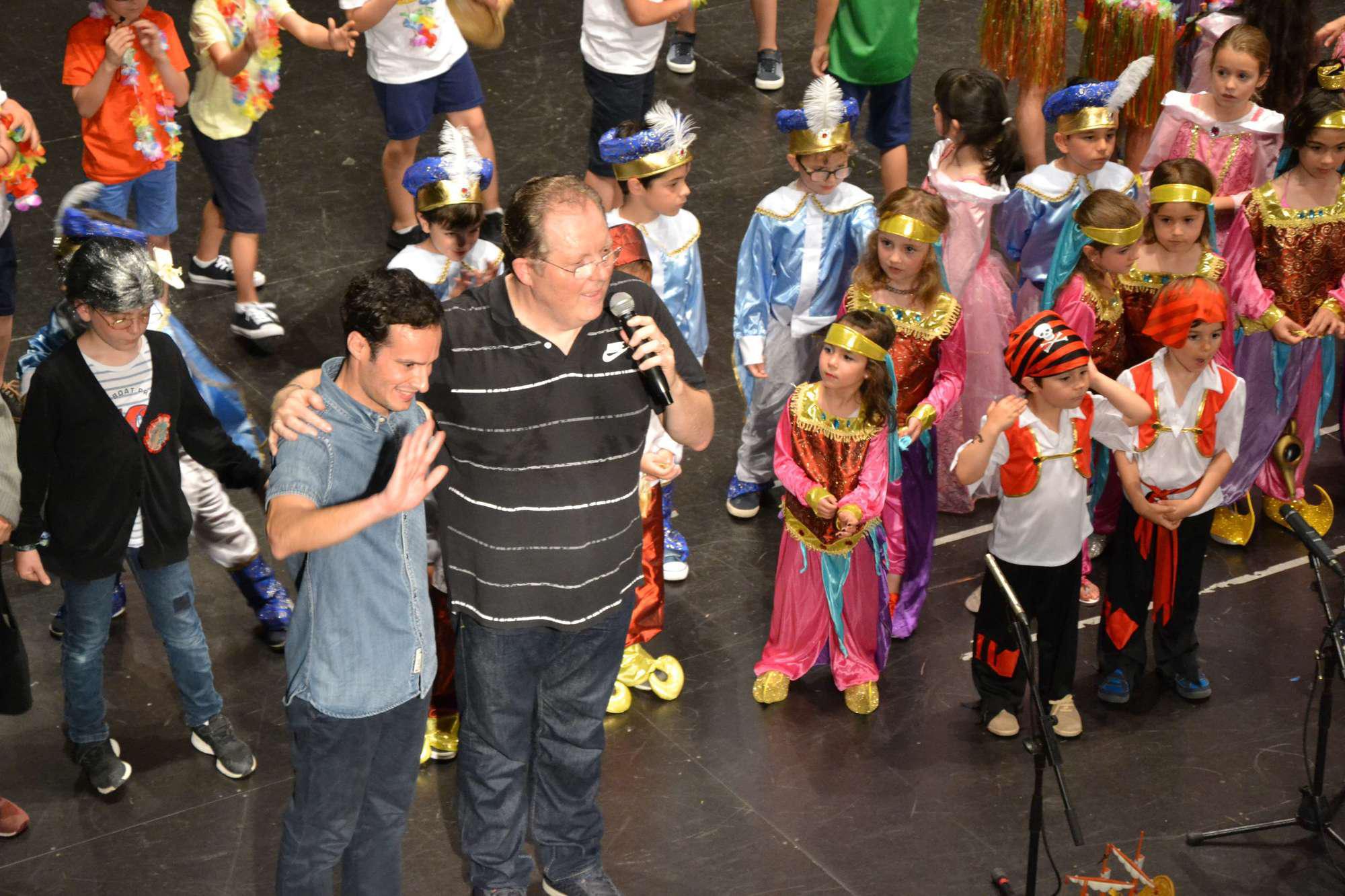 200 niños en el musical 'Abuelitos, cantemos un cuento' en la Escuela de Música de El Parador
