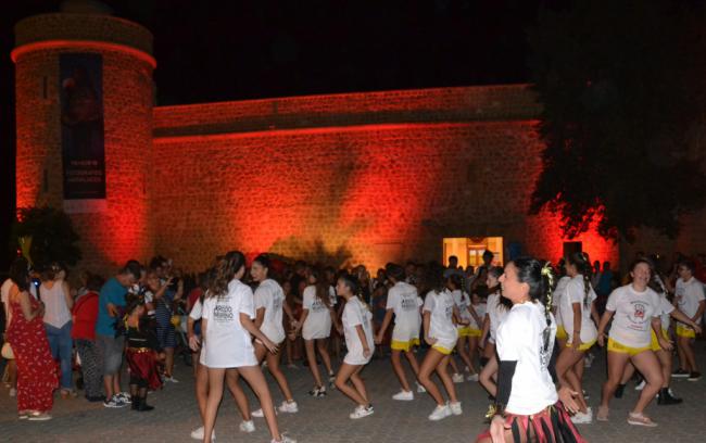 El Castillo de Santa Ana se tiñe de rojo para concienciar sobre Duchenne