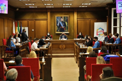 Un debate entre alumnos de tres institutos en el XXXII aniversario de los Derechos de la Infancia