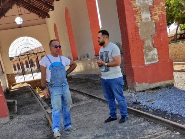 El portavoz del PP en Zurgena visita las obras de la estación de tren