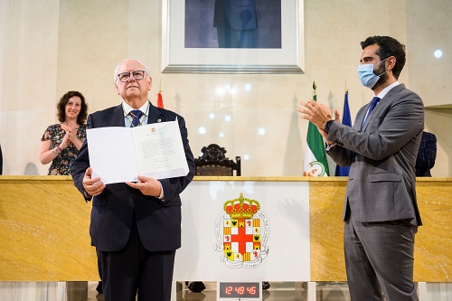 Emilio Gómez-Lama recibe el Escudo de Oro de la Ciudad