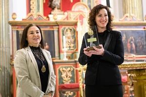 El Ayuntamiento y la alcaldesa de Almería reciben el Galardón de Honor y el Escudo de Oro de la Hermandad del Santo Sepulcro
