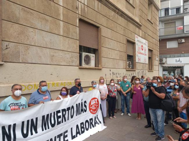 UGT y CCOO se concentran por el bombero forestal almeriense fallecido en el incendio de Sierra Bermeja.