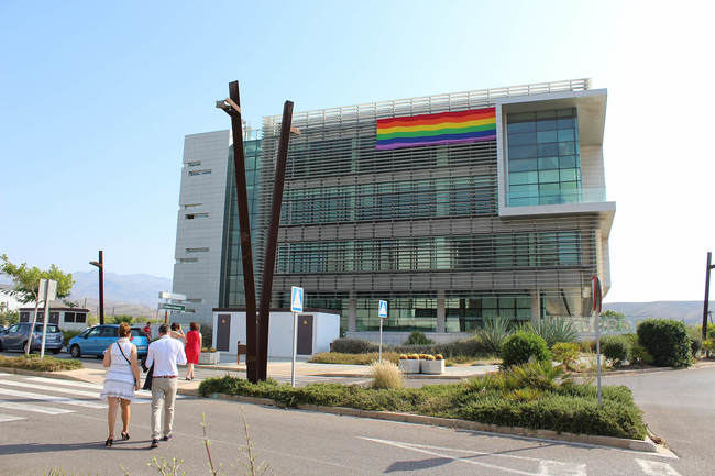 La bandera arcoíris luce en el PITA para promover la igualdad y diversidad