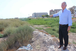 El alcalde anuncia la construcción de un puente que una la variante y la Avenida Reino de España de Las Salinas