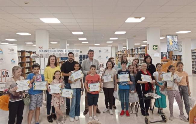 El alcalde de Adra entrega los premios a los mejores lectores de la Biblioteca Municipal
