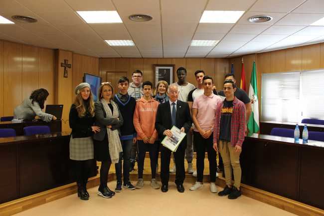 Alumnos del IES Turaniana presentan al alcalde de Roquetas cuatro proyectos para los parques municipales