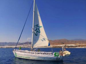 Un velero contra un hotel