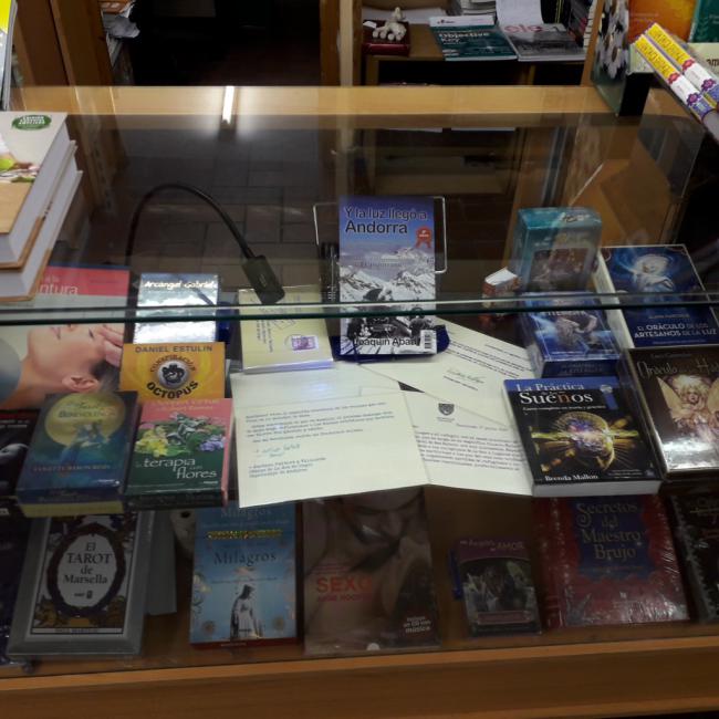 El nuevo libro de Joaquín Abad llega a las librerías con cartas escritas con tinta invisible